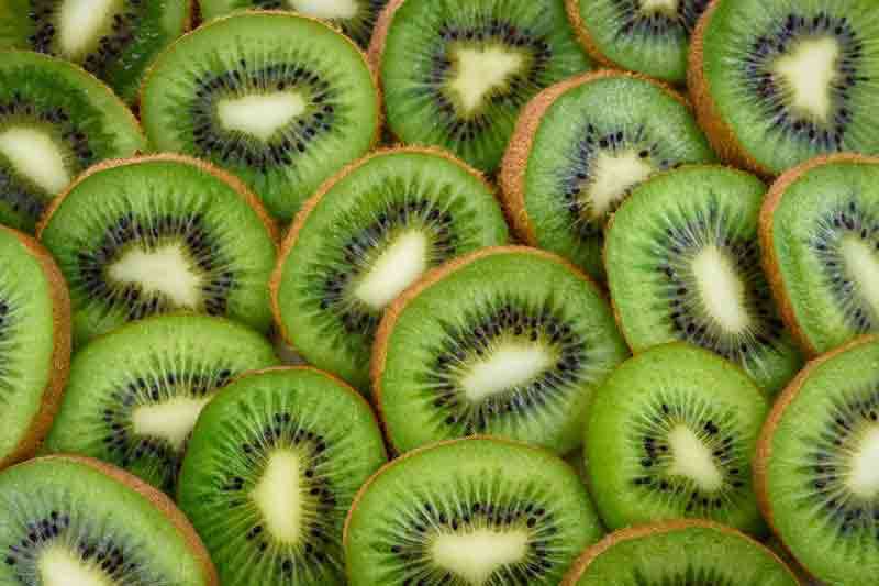 Kiwi mit Schale essen – ist das möglich und schmeckt das?