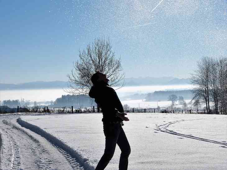 Schleim im Hals ohne Erkältung – Mögliche Ursachen