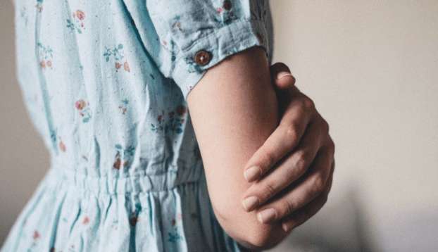 Schwitzige Hände – was tun? Ursachen und Hausmittel