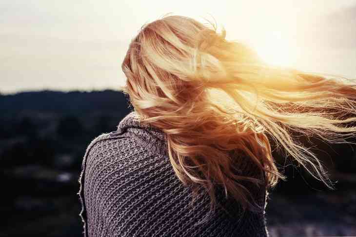 Was hilft gegen Haarausfall – 18 tolle Tipps, um es zu stoppen!